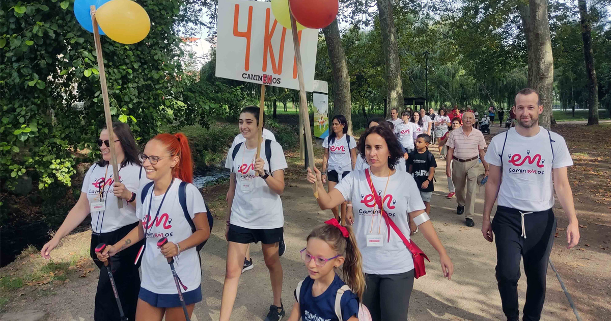 Decenas de vigueses se suman a la campaña ‘Caminemos por la esclerosis múltiple’ para visibilizar la enfermedad